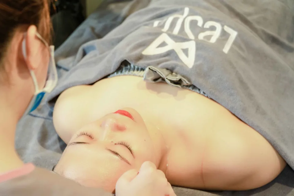 Kệ mỹ phẩm và nến thơm